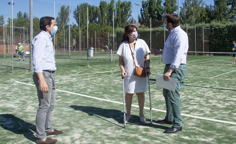 Renovado el césped artificial de las pistas de tenis del polideportivo municipal Carlos Ruiz de Pozuelo de Alarcón en Madrid
