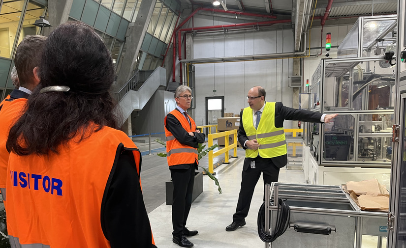 Representantes belgas visitan la fábrica de Schréder en Guadalajara