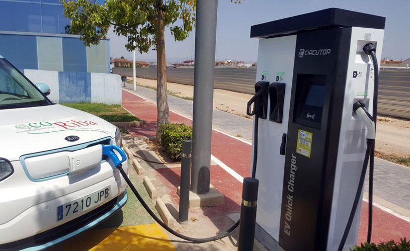 Riba-roja pone en marcha el primer punto de carga rápida para vehículos eléctricos