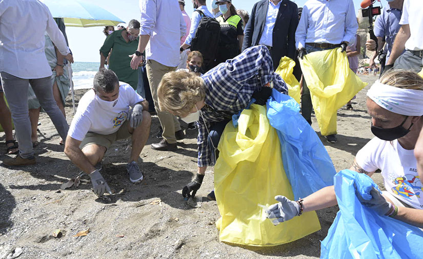 S.M. la Reina Doña Sofía participa en la campaña '1m2 por las playas y los mares' del Proyecto LIBERA