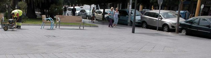 Cadiz comienza a instalar nuevos bancos en la avenida principal de la ciudad