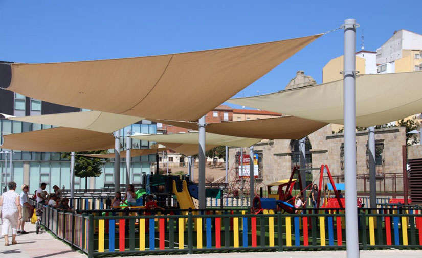 Salamanca renueva la zona de juegos infantiles de la Plaza de la Concordia con una estructura para dotarla de sombra