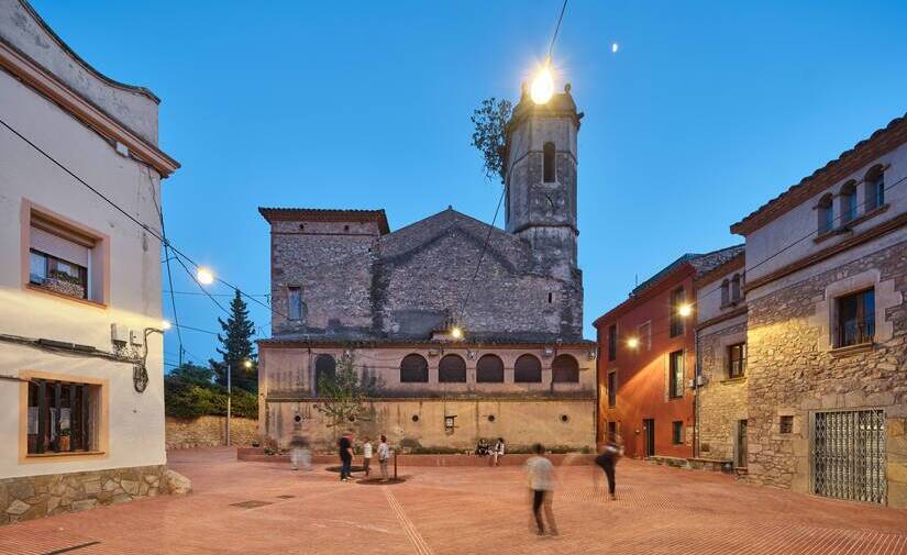 Salvi ilumina la Plaça de Riells, ganadora del Premio FAD 2025 a la mejor intervención urbana