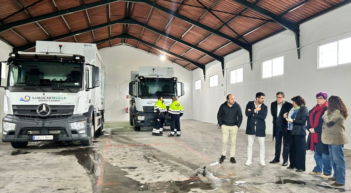 Sanlúcar refuerza la recogida separada de residuos con dos nuevos camiones de carga lateral