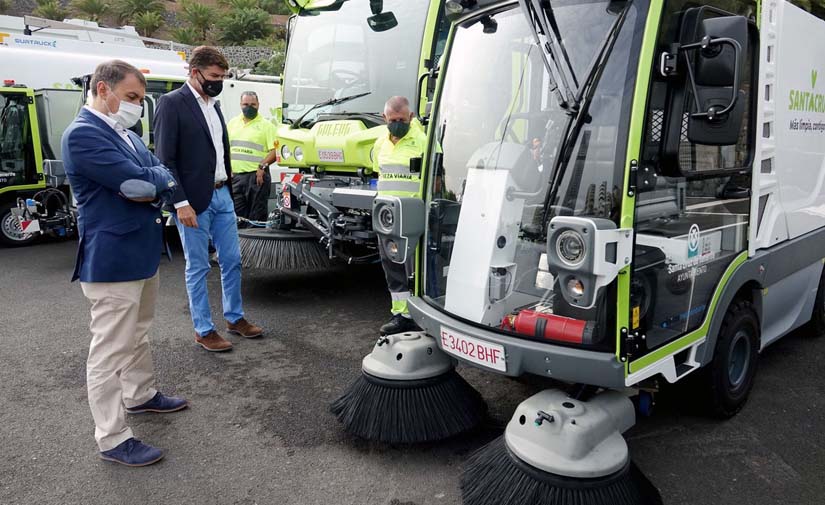 Santa Cruz de Tenerife presenta los primeros vehículos eléctricos y de gas del servicio de limpieza