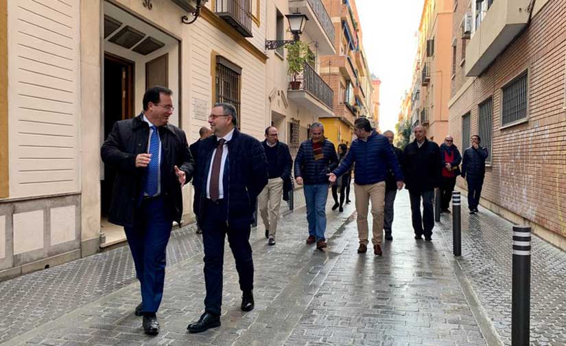 Sevilla invierte 780.000 euros en la reurbanización de la calle San Vicente que ahora cumple con la accesibilidad universal