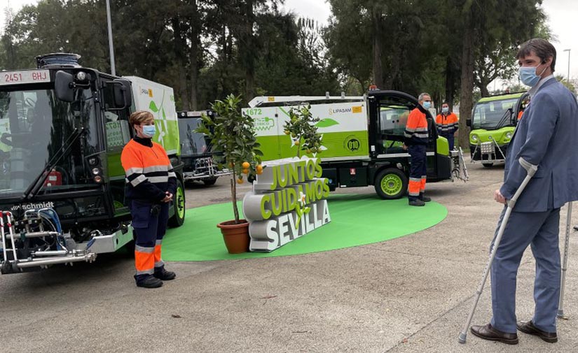 Sevilla refuerza los servicios de baldeo de acerados y del entorno de los puntos de contenedores