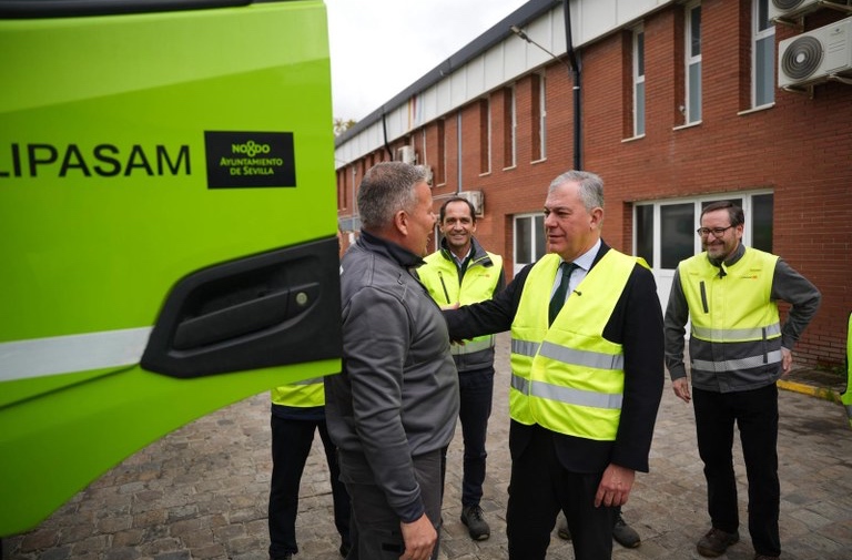 Sevilla refuerza los talleres de Lipasam con un 60% más de plantilla y nueva maquinaria para mejorar la recogida de residuos