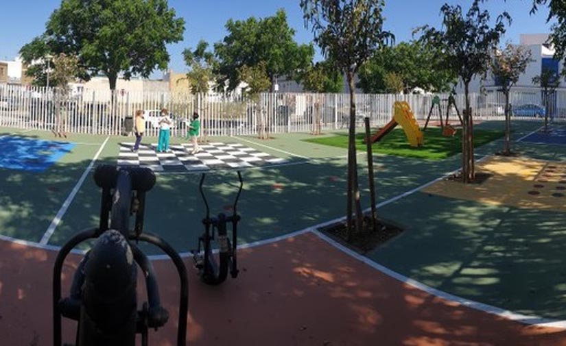 Sevilla transforma la Plaza Currito el Practicante de Torreblanca en una gran zona infantil y deportiva