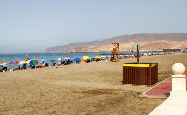 Almería instala 120 islas de reciclaje en sus playas para reforzar la recogida selectiva en verano