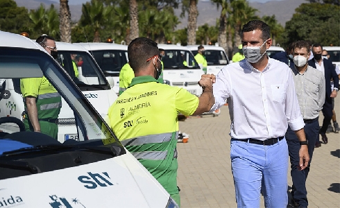 Almería presenta la nueva maquinaria del servicio de Parques y Jardines con un 85% de vehículos eléctricos