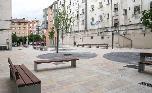 Árboles, rampas y escaleras salvan el desnivel de la nueva Plaza del antiguo Grupo Oscoz en Pamplona