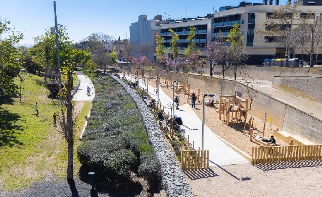 Badalona estrena un área de juegos infantiles inclusiva en el parque de la Riera de Canyadó