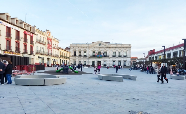 Bancos de hormigón personalizados con iluminación LED para la plaza de España de Alcázar de San Juan