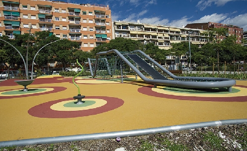 Barcelona abre al público la zona de juegos infantiles del parque de Antoni Santiburcio