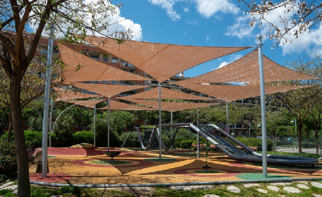 Barcelona apuesta por la sombra urbana de Benito Urban para combatir el calor en el espacio público
