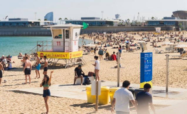 Barcelona despliega un operativo especial de verano con más policías, limpieza y servicios en playas