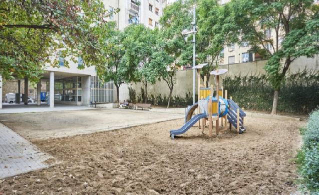 Barcelona renueva los jardines interiores de Constança d’Aragó con más juegos, vegetación y accesibilidad