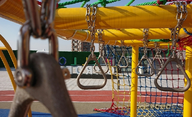 Barcelona y Utrecht transforman sus patios escolares en refugios climáticos y espacios de aprendizaje verde