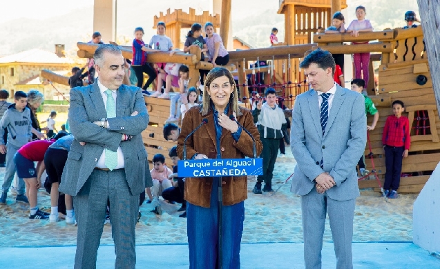 Buruaga inaugura en Castañeda el parque infantil cubierto: una inversión cercana al millón de euros