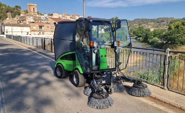 Calles refuerza la limpieza viaria con una barredora multifunción que optimiza el trabajo del servicio municipal