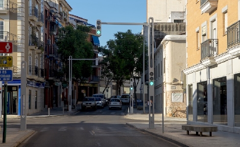 Ciudades de Extremadura refuerzan su seguridad con bolardos y semáforos de Edigal