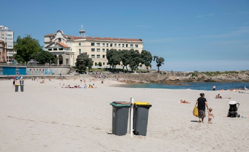 Coruña refuerza el servicio de limpieza de playas para la temporada de verano