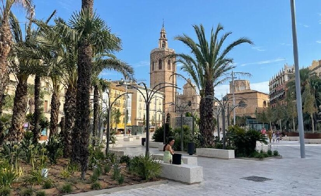 Culminada la peatonalización e incremento de zonas verdes de la plaza de la Reina en València