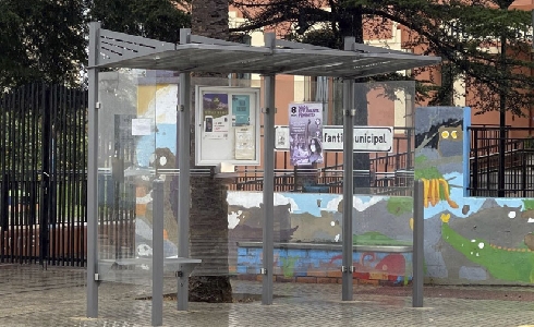 El Ayuntamiento de Bonastre instala dos marquesinas de autobús de Martín Mena