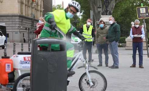 El Ayuntamiento de Madrid prueba un novedoso triciclo eléctrico para la desinfección de papeleras