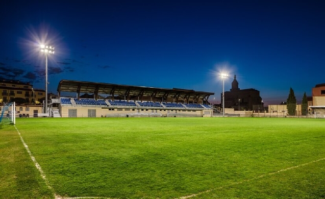 El campo de fútbol de Agoncillo reduce consumo y mejora iluminación con tecnología LED inteligente Carandini