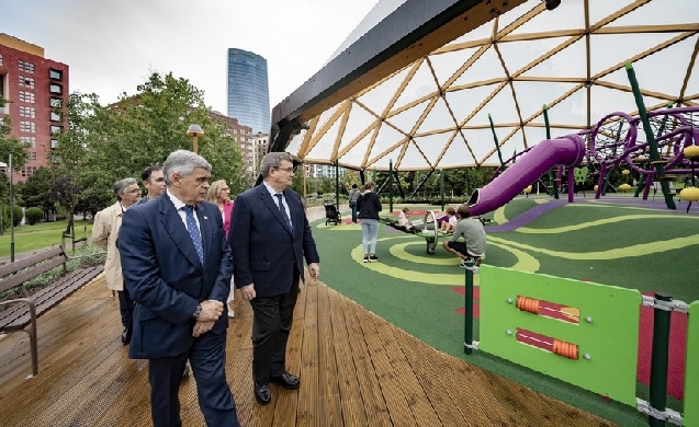 El parque bilbaíno de Doña Casilda estrena un nuevo espacio cubierto para juego infantil