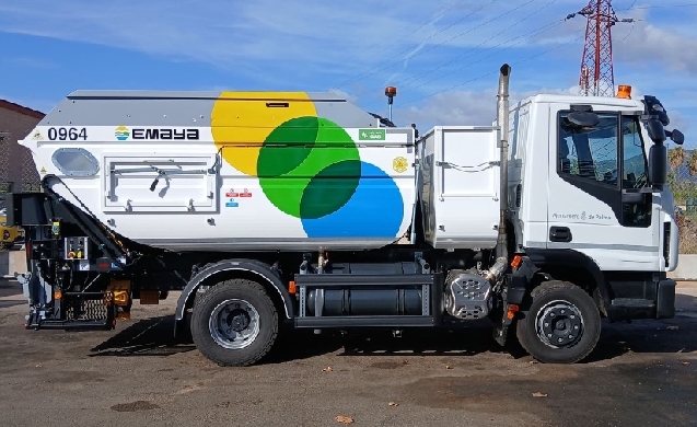 EMAYA incorpora tres nuevos camiones tricompartimentados para mejorar la recogida puerta a puerta