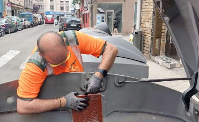 EMULSA refuerza la higiene urbana de Gijón con 1.500 placas antiolor y mejoras en la limpieza de contenedores