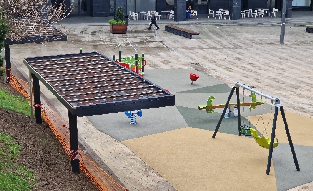 Finaliza la ampliación del parque infantil de la Plaza del Gas (Bilbao) con nuevos juegos y zonas de sombra