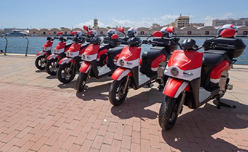Gandía impulsa el turismo sostenible con el servicio de motos compartidas de ACCIONA