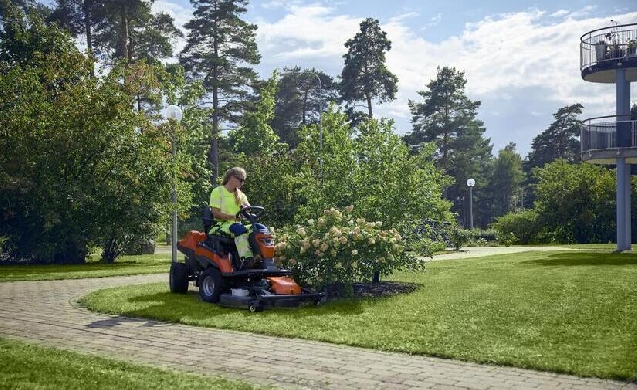 Husqvarna revoluciona el mantenimiento profesional de zonas verdes con el nuevo rider eléctrico FM 410i y el robot automower® 540 EPOS