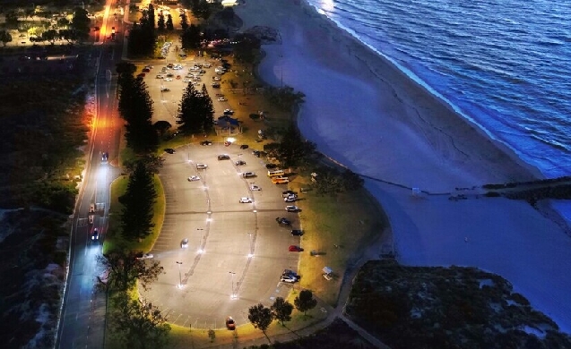 Iluminación de Carandini para mejorar la seguridad y preservar el entorno del City Beach Car Park en Cambridge