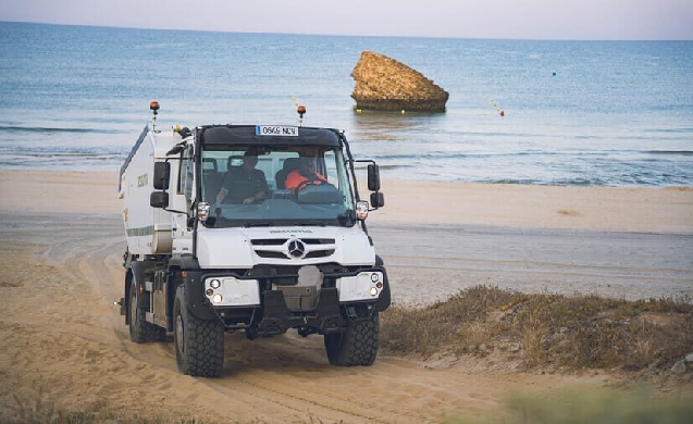 Innovación pionera en la limpieza de playas: El Unimog U527 como recolector de residuos en Almonte