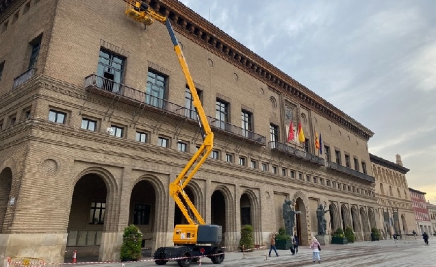La Casa Consistorial de Zaragoza estrena alumbrado ornamental