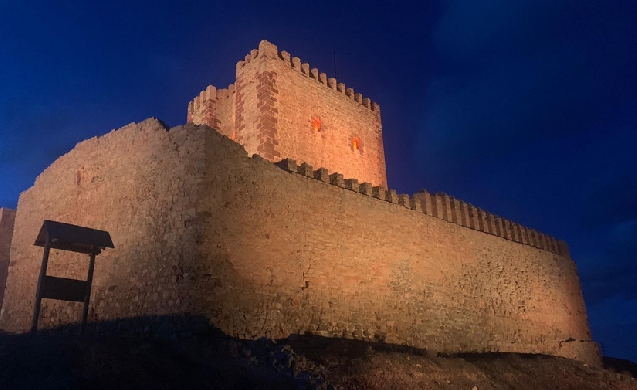 La fortaleza de Molina de los Caballeros en Guadalajara se inunda de luz a través de tecnología LED