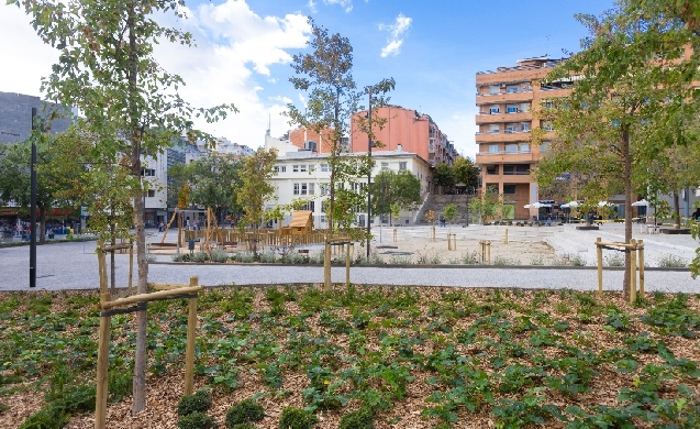 La nueva plaza de La Bòbila, un pulmón verde que conecta L’Hospitalet y Esplugues