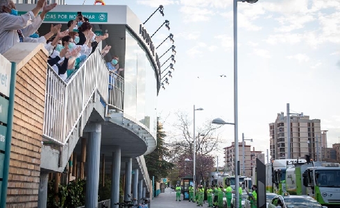 La plantilla de FCC Medio Ambiente rinde homenaje a todo el personal del Hospital Miguel Servet