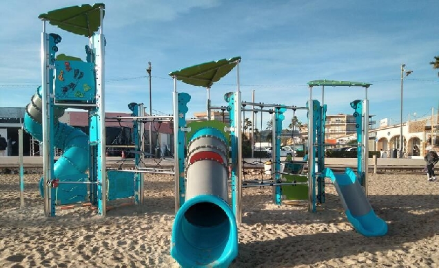 La playa del Arenal de Jávea incorpora un nuevo espacio de juego infantil adaptado a entornos costeros