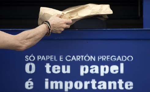 La Xunta y Ecoembes entregan casi 700 nuevos contenedores amarillos y azules a 32 ayuntamientos gallegos