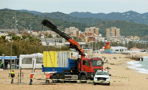 Las playas barcelonesas se preparan para la temporada de verano