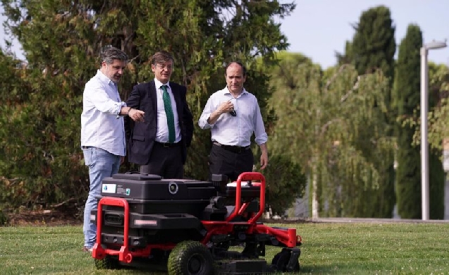 Madrid prueba segadoras autónomas eléctricas en el parque Juan Carlos I para el mantenimiento de zonas verdes