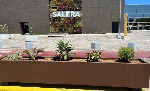 Martín Mena instala nuevas jardineras urbanas en el Centro comercial Salera de Castellón