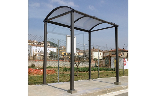 Martín Mena instala nuevas marquesinas de autobus en la Vila Joiosa en Alicante
