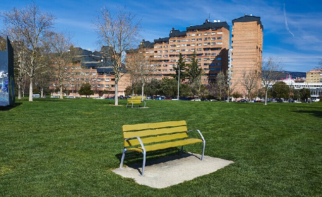 Renovación de bancos urbanos sostenibles en Pamplona para mejorar ergonomía y cumplir la normativa